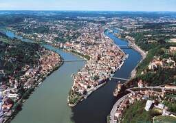 Eine Vogelperspektive auf Passau, wo der Inn und die Donau zusammentreffen.