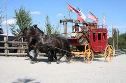 Ein Kutschgespann in der Westernkulisse von Pullman City Bayerischer Wald.