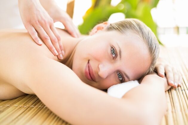 Eine Frau bei der Massage-Behandlung